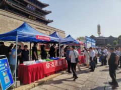 工做人员向市平易近、旅客、机关工做人员等群